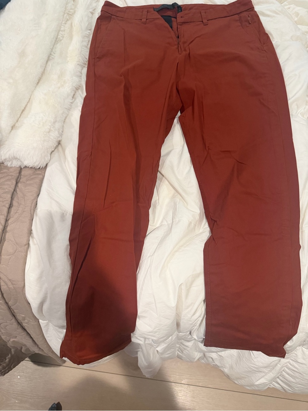 lululemon athletica Men's Chinos in Brick Red